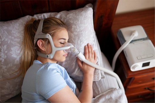 Combined Therapy: Woman sleeping with CPAP